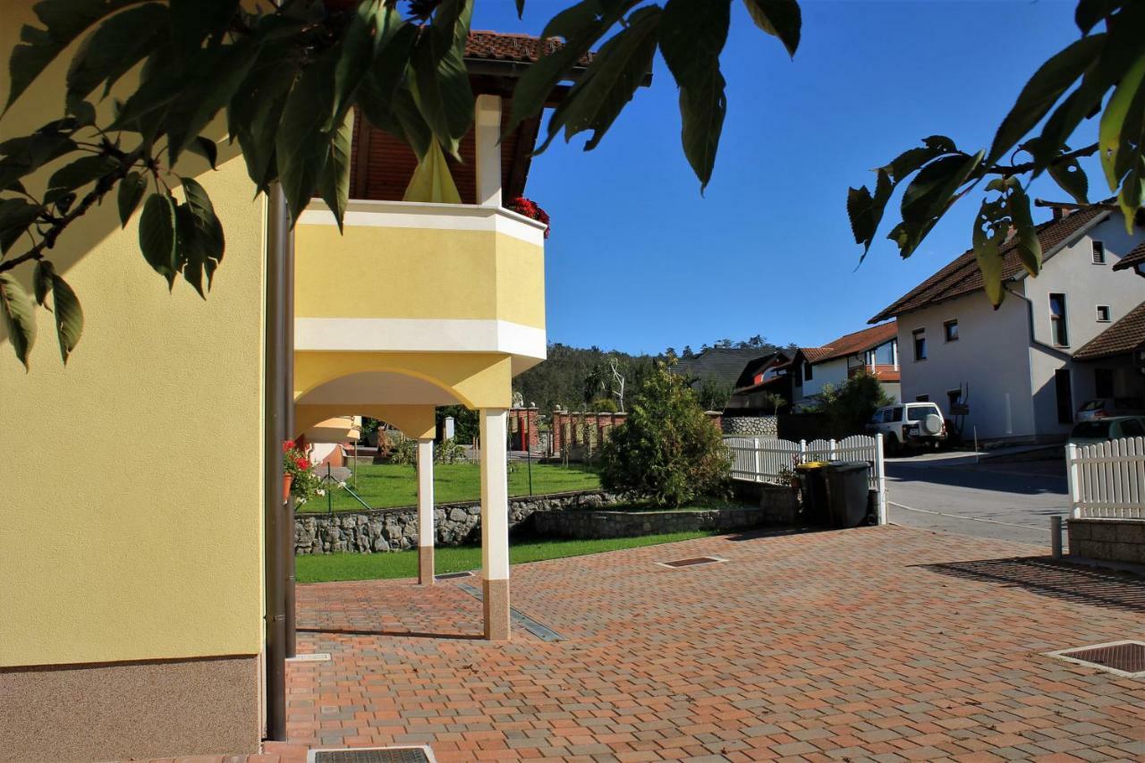 Yellow Dreamhouse Postojna Exterior foto