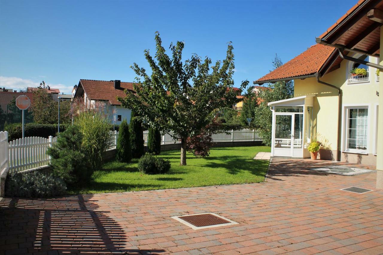 Yellow Dreamhouse Postojna Exterior foto